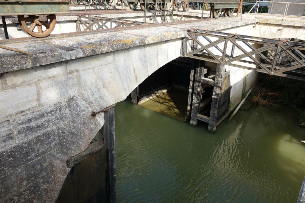 L'ouvrage complexe permet de faire passer les eaux chargées de limon du Libron en crue au-dessus du Canal